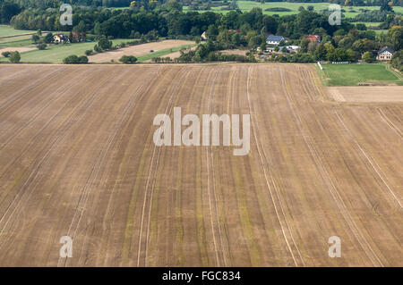 Domaine vu de la fenêtre de l'avion pendant l'approche de l'aéroport de Varsovie, Pologne Banque D'Images