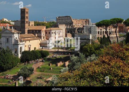 Vue sur le forum romain, le Colisée, l'Arc de Titus et l'église de Santa Francesca Romana, Rome, Italie, Europe Banque D'Images