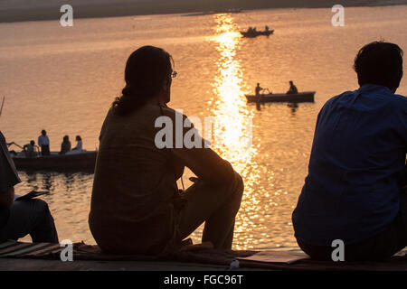 Hippy,méditer,méditer, méditation/méditer, au lever du soleil, au-dessus de regarder, Gange. La culture de Varanasi est étroitement associée à la rivière Banque D'Images