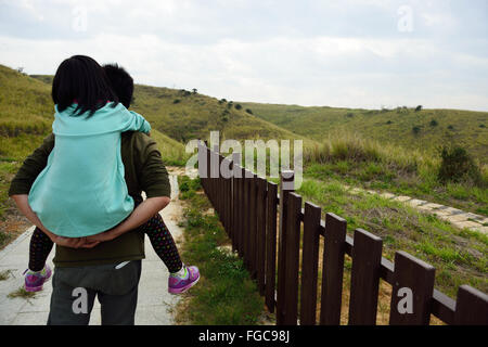 Fille sur le dos de Père,fille sur le dos du père,Père donnant aux jeunes fille piggyback ride Banque D'Images