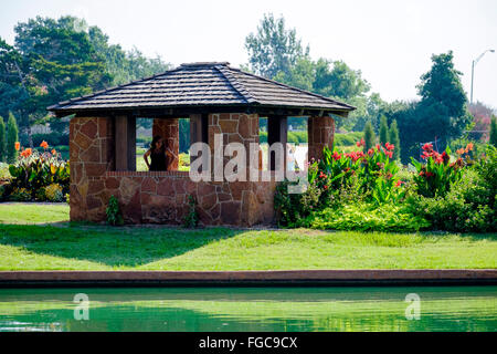 Une brique gazebo de jardin botanique à Oklahoma City, Oklahoma, USA. Banque D'Images