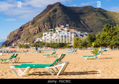 Transats de plage de Las Teresitas et San Andres village la pente, Tenerife, Espagne Banque D'Images