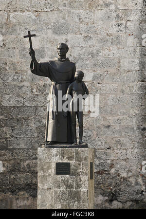 Statue de Fray Junipero Serra et jeune Indien à l'extérieur de l'église et monastère de San Francisco de Asis, La Havane, Cuba Banque D'Images
