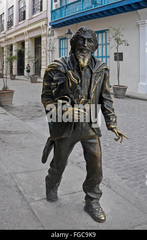 Statue en bronze de El Caballero de Paris en face de l'Eglise de San Francisco de Asis, Habana Vieja (la vieille Havane), Cuba Banque D'Images