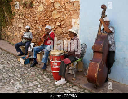 Faire de la musique sur une rue pavée, à Trinidad, Cuba Banque D'Images