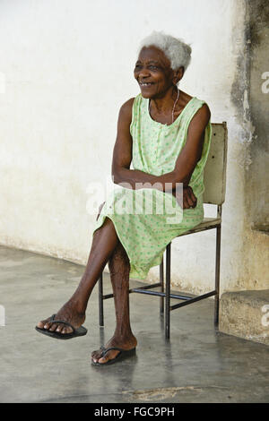 Vieille femme afro-cubaine, descendant d'esclaves libérés, Valle de los Ingenios (Vallée des moulins à sucre), Trinidad, Cuba Banque D'Images