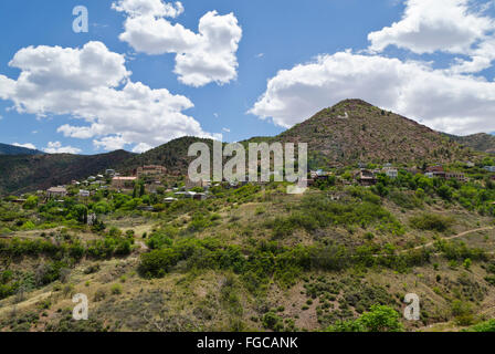 Jerome, Arizona, une ville minière historique. Les montagnes, les collines, et des bâtiments historiques pour les touristes. Banque D'Images