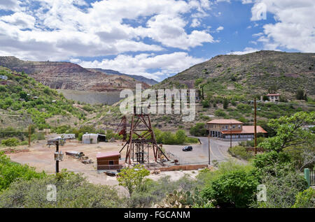 Affichage de l'équipement minier à l'emplacement de l'ancienne mine Little Daisy dans le parc d'état historique de Jerome dans l'Arizona. Little Daisy Hotel en arrière-plan Banque D'Images