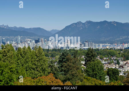 Vue panoramique sur les toits de la ville de Vancouver au centre-ville avec les montagnes. Vue du parc Queen Elizabeth. Banque D'Images