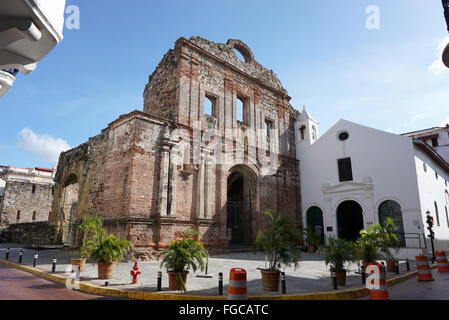 Eglise de Saint-Domingue et l'Arche plate.Iglesia Santo Domingo y el Arco Chato.Casco Viejo Panamá ville Panamá.Construit en 1678, détruit par un incendie en 1756. Banque D'Images