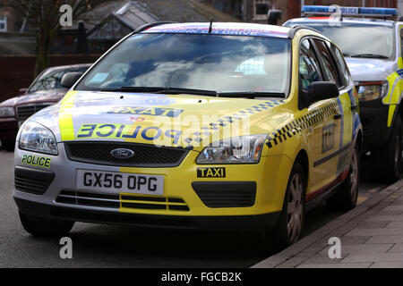 Voiture de police dans le centre-ville de Worthing moitié peint comme un taxi pour promouvoir un don't drink and drive campagne. Banque D'Images