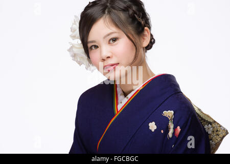 Un portrait d'une belle jeune fille japonaise dans un kimono bleu pour sa venue de cérémonie sur son 20e anniversaire. Banque D'Images