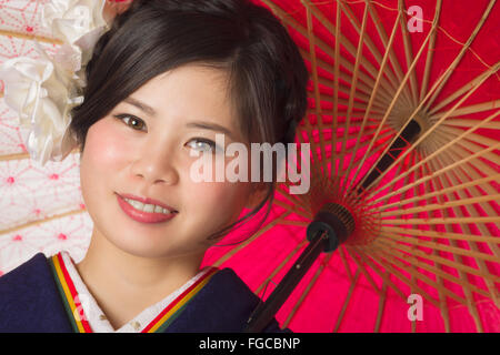 Un portrait d'une belle jeune fille japonaise dans un kimono bleu pour sa venue de cérémonie sur son 20e anniversaire. Banque D'Images