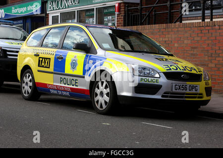 Voiture de police dans le centre-ville de Worthing moitié peint comme un taxi pour promouvoir un don't drink and drive campagne. Banque D'Images