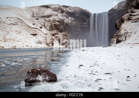 Skogafoss chute d'eau en hiver, Skogar, Région du Sud, Islande Banque D'Images