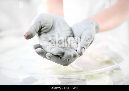 Women's Hands pendant la chirurgie cosmétique mains utilisé avec le masque à l'argile verte. Traitement pour les mains. Banque D'Images