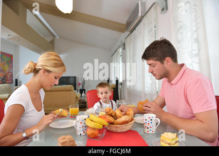 Famille ont un petit-déjeuner sain à la maison Banque D'Images