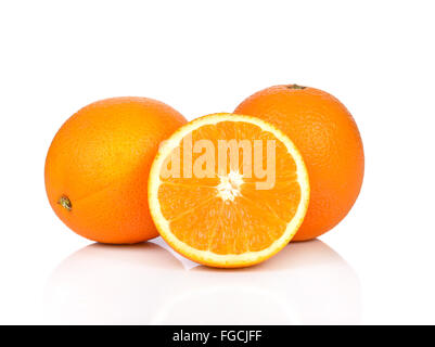 Tranches de fruits orange isolé sur fond blanc Banque D'Images