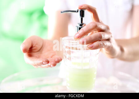 Des traitements pour les mains et ongles. Savon crémeux, nettoyer la peau. Lavez vos mains !. Une femme se lave les mains Banque D'Images