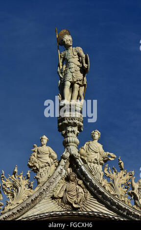 Statue de saint guerrier au sommet de la basilique à Venise Banque D'Images