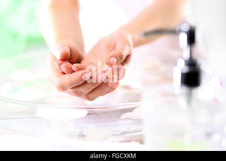 Des traitements pour les mains et ongles. Savon crémeux, nettoyer la peau. Lavez vos mains !. Une femme se lave les mains Banque D'Images