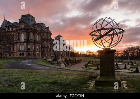 Le Bowes Museum, Barnard Castle, Teesdale, County Durham, Royaume-Uni. 19 février 2016, UK Weather. Un lever du soleil illuminant la sphère armillaire Mémorial à Sa Majesté la reine Elizabeth la reine mère dans les jardins du musée Bowes dans Barnard Castle, où il était un froid glacial et démarrer la journée Crédit : David Forster/Alamy Live News Banque D'Images