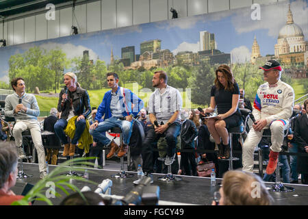 Londres, Royaume-Uni. 18 Février, 2016. Jenson Button est la rupture de ses préparatifs de la prochaine saison de grand prix pour assister à la soirée d'ouverture du Salon de voitures à Londres (18-21 février) à Excel dans les Docklands de Londres. Le Champion du Monde 2009 de Formule 1 hôte rejoint BBC F1 présentateur Suzi Perry, plus haut des invités du sport automobile et voiture classique mondes. Aperçu Le soir commence quatre jours de grand débat pour déterminer "la nation qui a produit les meilleures voitures du monde'. Crédit : Steve Parkins/Alamy Live News Banque D'Images