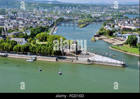 Vue panoramique sur le coin allemand, Deutsches Eck, et la ville de Coblence, où la Moselle rejoint le Rhin Banque D'Images