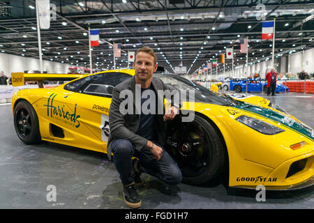 Londres, Royaume-Uni. 18 Février, 2016. Jenson Button est la rupture de ses préparatifs de la prochaine saison de grand prix pour assister à la soirée d'ouverture du Salon de voitures à Londres (18-21 février) à Excel dans les Docklands de Londres. Le Champion du Monde 2009 de Formule 1 hôte rejoint BBC F1 présentateur Suzi Perry, plus haut des invités du sport automobile et voiture classique mondes. Aperçu Le soir commence quatre jours de grand débat pour déterminer "la nation qui a produit les meilleures voitures du monde'. Credit : Bluefly/Alamy Live News Banque D'Images