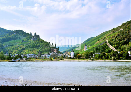 Ville de Bacharach avec mur de la ville dans la vallée du Rhin moyen et le château Stahleck, Vallée du Haut-Rhin moyen, Allemagne Banque D'Images