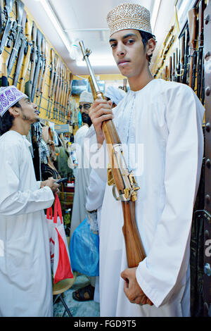 Magasin d'armes à Nizwa, Oman. Dans la culture bédouine, il est courant de son propre fusil. Banque D'Images