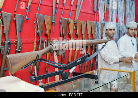 Magasin d'armes à Nizwa, Oman. Dans la culture bédouine, il est courant de son propre fusil. Banque D'Images