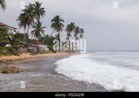 Tempête sur la côte tropicale, Hikkaduwa, au Sri Lanka, en Asie du Sud Banque D'Images