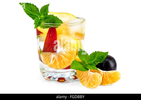 Cocktail de fruits dans un verre avec les prunes Banque D'Images