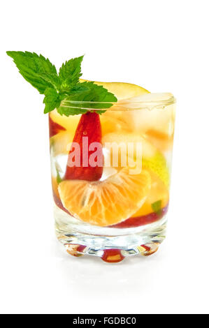 Dans un verre à cocktail de fruits Banque D'Images