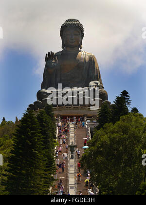 Les gens montent et descendent les mesures pour le Bouddha géant sur l'île de Lantau à Hong Kong. Banque D'Images