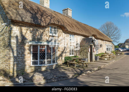 L'thached roof du Bush Inn dans le pittoresque village de St Hillary dans la vallée de Glamorgan Banque D'Images