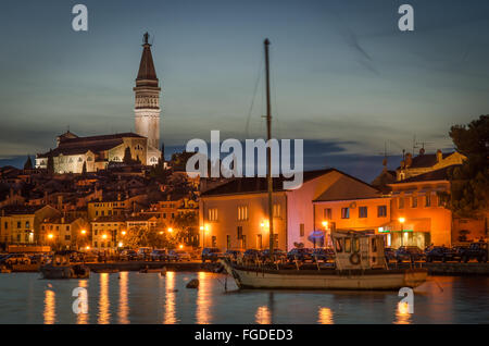 Soir dans la vieille ville de Rovinj (Rovigno croate), en Istrie, scène de nuit avec de l'eau réflexions et de vieux bâtiments colorés. Banque D'Images