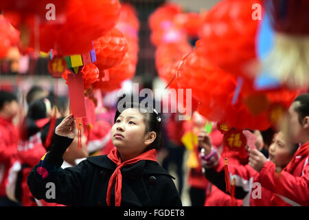 Hefei, Chine, Anhui Province. Feb 19, 2016. Élèves de l'école de résoudre des énigmes sur les lanternes pour accueillir la prochaine fête des lanternes qui tombera le 22 février, à Hefei, Chine de l'est l'Anhui Province, le 19 février, 2016. Credit : Liu Junxi/Xinhua/Alamy Live News Banque D'Images