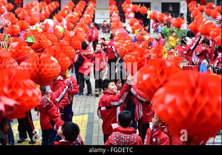 Hefei, Chine, Anhui Province. Feb 19, 2016. Élèves de l'école de résoudre des énigmes sur les lanternes pour accueillir la prochaine fête des lanternes qui tombera le 22 février, à Hefei, Chine de l'est l'Anhui Province, le 19 février, 2016. Credit : Liu Junxi/Xinhua/Alamy Live News Banque D'Images