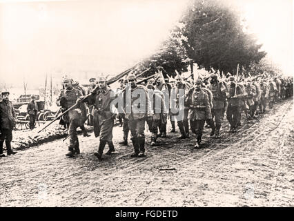 Infanterie allemande sur le chemin des tranchées de front pendant la bataille de Verdun en France au début de 1916. La bataille de Verdun fut menée du 21 février au 20 décembre 1916 et devint le symbole germano-français du tragique insouciance de la guerre de tranchées due aux combats brutaux qui durent un mois. Fotoarchiv für Zeitgeschichte Banque D'Images