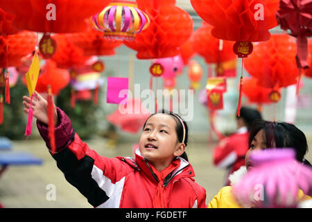 Hefei, Chine, Anhui Province. Feb 19, 2016. Élèves de l'école de résoudre des énigmes sur les lanternes pour accueillir la prochaine fête des lanternes qui tombera le 22 février, à Hefei, Chine de l'est l'Anhui Province, le 19 février, 2016. Credit : Liu Junxi/Xinhua/Alamy Live News Banque D'Images