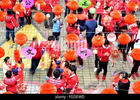 Hefei, Chine, Anhui Province. Feb 19, 2016. Élèves de l'école de résoudre des énigmes sur les lanternes pour accueillir la prochaine fête des lanternes qui tombera le 22 février, à Hefei, Chine de l'est l'Anhui Province, le 19 février, 2016. Credit : Liu Junxi/Xinhua/Alamy Live News Banque D'Images