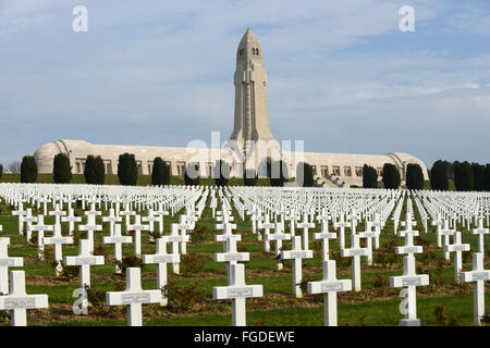 Verdun, France. Apr 25, 2014. Vue sur le Cimetière militaire français en face de l'ossuaire de Douaumont, près de Fort à Verdun, France, 25 avril 2014. L'ossuaire conserve les restes de squelettes non identifiés de 130 000 soldats français et allemands tombés lors de la bataille de Verdun. Photo : Uwe Zucchi/dpa/Alamy Live News Banque D'Images