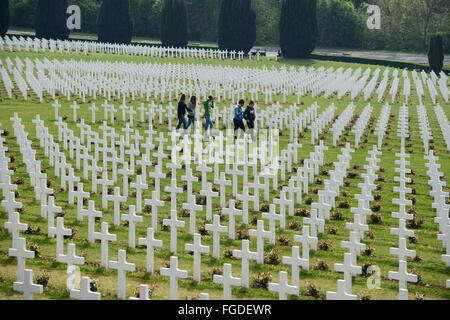 Verdun, France. Apr 25, 2014. Les adolescents à pied à travers le cimetière militaire français près de Fort Douaumont à Verdun, France, 25 avril 2014. L'ossuaire conserve les restes de squelettes non identifiés de 130 000 soldats français et allemands tombés lors de la bataille de Verdun. Photo : Uwe Zucchi/dpa/Alamy Live News Banque D'Images