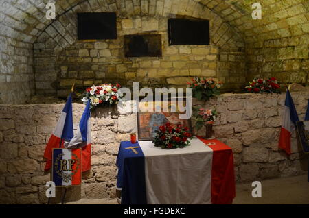 Verdun, France. 12 Février, 2016. Un autel décoré dans des couleurs nationales françaises dans le Fort de Douaumont près de Verdun, France, 12 février 2016. Le 100e anniversaire du début de la bataille de Verdun est le 21 février 2016. PHOTO : SEBASTIAN KUNIGKEIT/DPA/Alamy Live News Banque D'Images