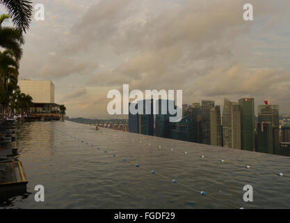 La piscine à débordement sur le dessus de l'hôtel Marina Bay Sands à Singapour. Banque D'Images