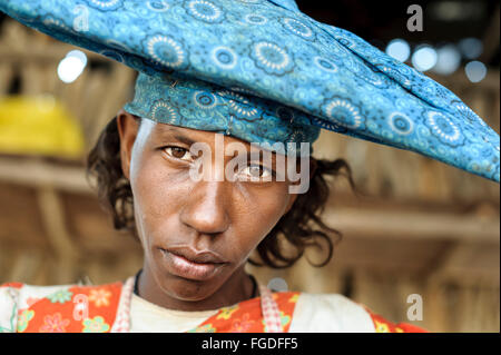 Portrait d'une femme herero portant coiffe traditionnelle. Banque D'Images