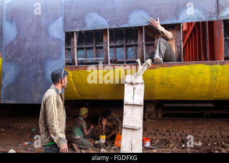 Dhaka, Bangladesh. 18 Février, 2016. Un travailleur utilise-soudeur pour effectuer les réparations d'un grand ferry à arsenal sur la rive du fleuve de Buriganga à Dhaka, Bangladesh, le 18 février 2016. Au moins vingt-huit chantiers occupant 30,96 acres de la Buriganga shore ont été en fonctionnement, sans mesures de sécurité appropriées et des lignes directrices. Les déchets et les produits chimiques à partir de la réparation polluent la rivière. Zakir Hossain Chowdhury Crédit : zakir/Alamy Live News Banque D'Images