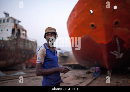 Dhaka, Bangladesh. 18 Février, 2016. Un travailleur de l'arsenal à l'obtention de cigarettes sur la rive du fleuve de Buriganga à Dhaka, Bangladesh, le 18 février 2016. Au moins vingt-huit chantiers occupant 30,96 acres de la Buriganga shore ont été en fonctionnement, sans mesures de sécurité appropriées et des lignes directrices. Les déchets et les produits chimiques à partir de la réparation polluent la rivière. Zakir Hossain Chowdhury Crédit : zakir/Alamy Live News Banque D'Images